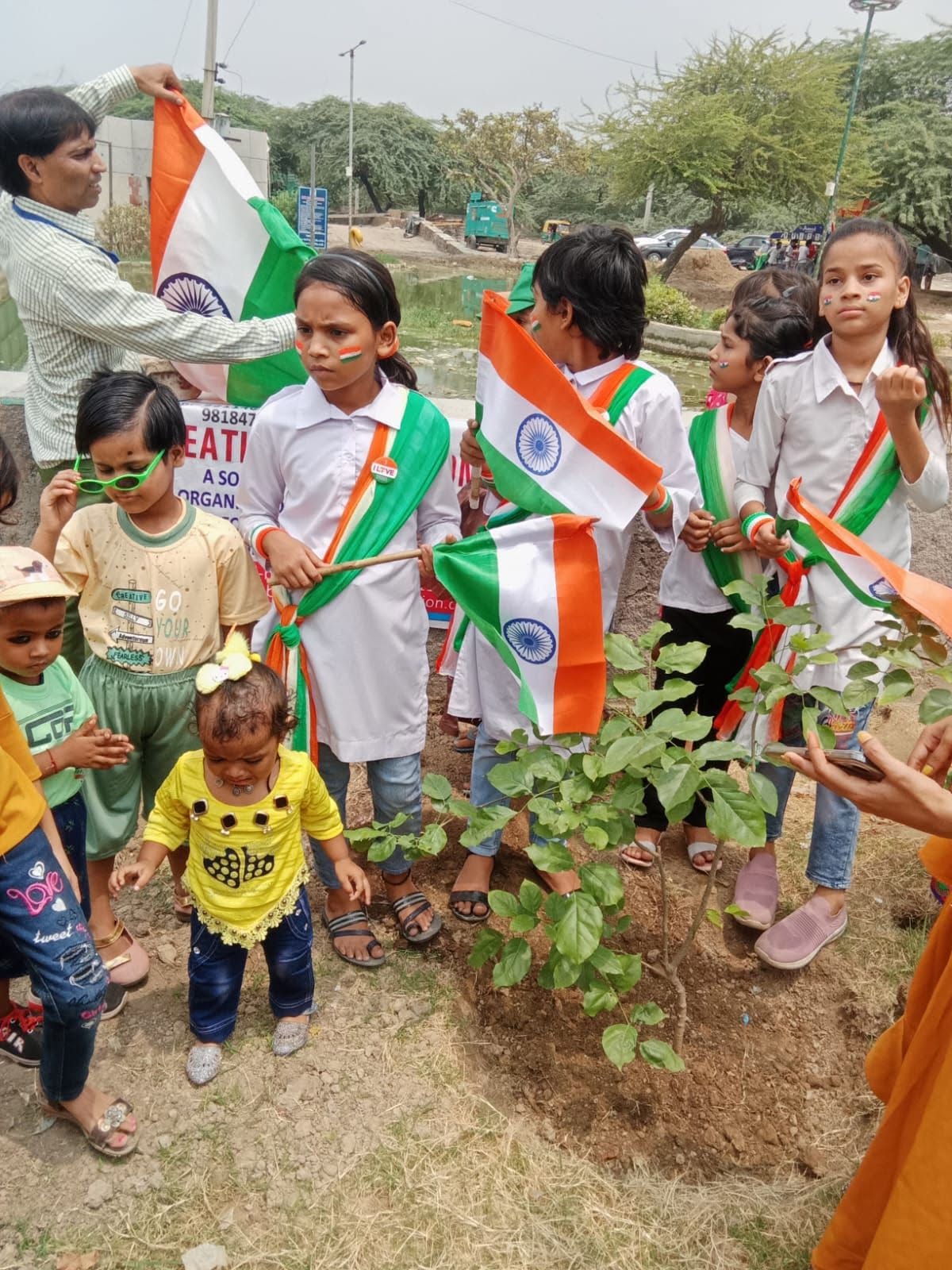 हरियाली में लहराया तिरंगा